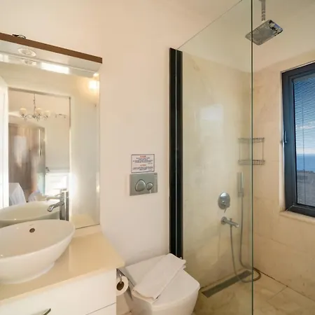 Luxury 4-bedroom Sea View With Private Pool In カルカン